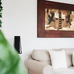 Sunny And Modern Apartment Ideal For Groups